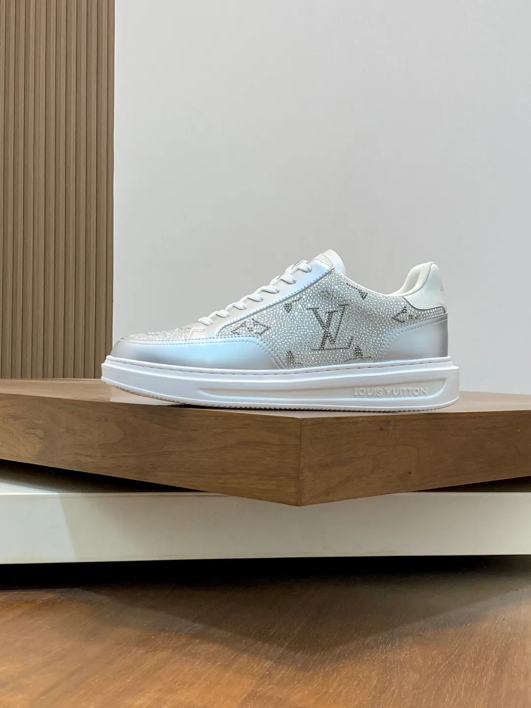 Men's shoes 💰760¥ ••New arrivals•• 2025FW•LV TRAINER hot diamond starry 💎retro sneakers! Lou* V～Made in Wanduan️original and authentic goods! Original imported top-grade anti-velvet cowhide • Hot-stamped imported Czech diamonds 💠 Fabric mesh lining for feet ➕ Original TPU combination sole ~ Lasting technology • Comfortable and durable!  Size: 38-44 (Male 45 46 customized)
